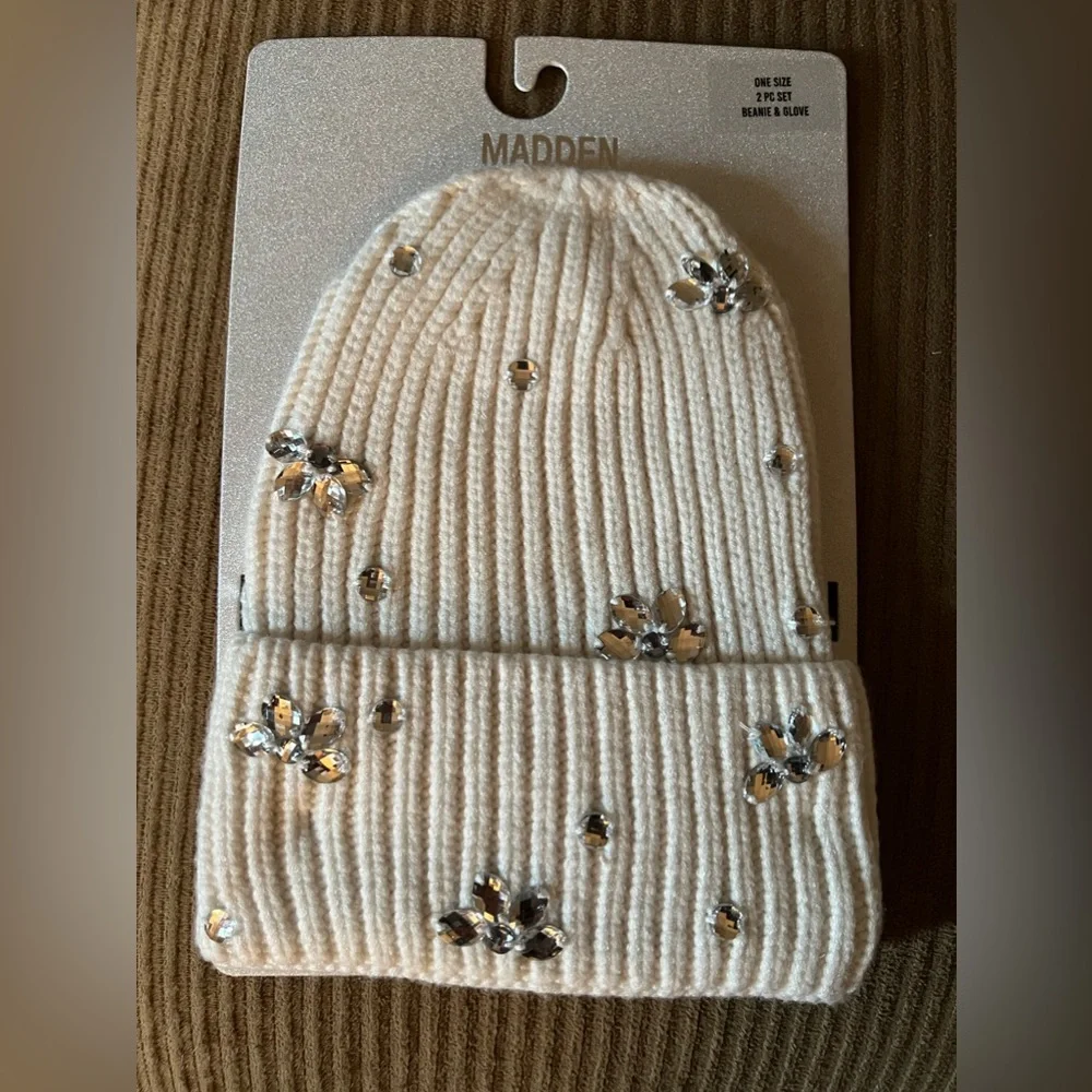 Beanie new with tags, gloves not included - Picture 2 of 4